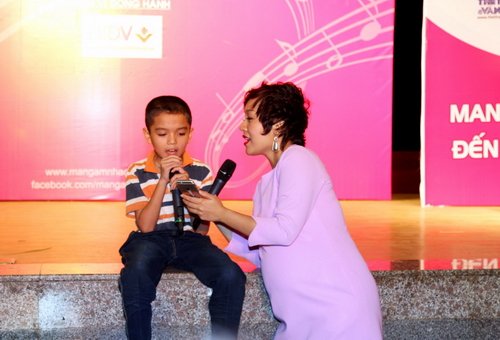 Một bệnh nhân nhí biểu diễn cũng ca sĩ Thái Thùy Linh ca khúc Nhật ký của mẹ